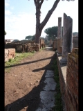 02833 ostia - regio v - semita dei cippi - ecke via dei molini - re - exedra (i,xii,3) - ri sueden.jpg